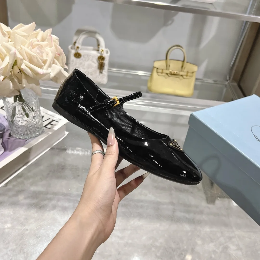 👟👟Ex-factory price 440👟👟 🔥🔥✨Prada/Prada 2024ss spring and summer new products are now available🌟 Mary Jane flat ballet shoes Soft and comfortable, recommended by major bloggers in Little Red Book, proper college style ➕Commuting 1-1 development Round-head golden triangle button Fabric: patent leather, sheepskin, silk fabric Sheepskin lining code number: 35 to 40 (41 is custom-made and cannot be returned or exchanged)